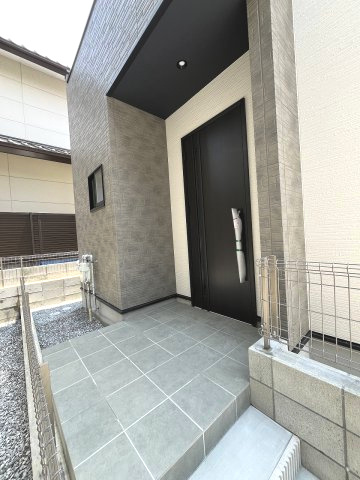 【玄関】 | 那珂川市今光8丁目3期　2号棟（全2棟）【仲介手数料無料・0円】 | 現地写真。