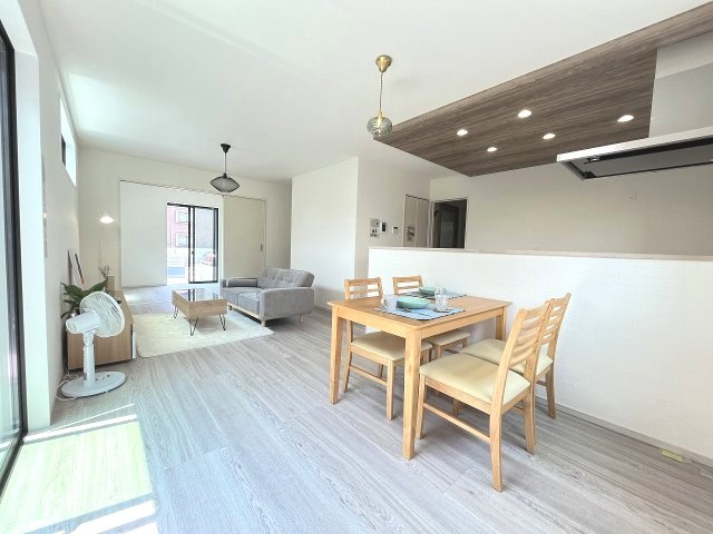 【居間・リビング】 | 那珂川市今光8丁目3期　2号棟（全2棟）【仲介手数料無料・0円】 | 現地写真。