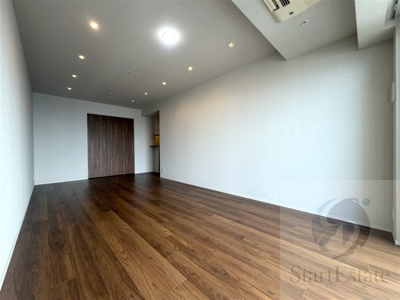 【居間・リビング】 | ザ・パークハウス中之島タワー | こちらのリビングで趣味の時間をお楽しみください