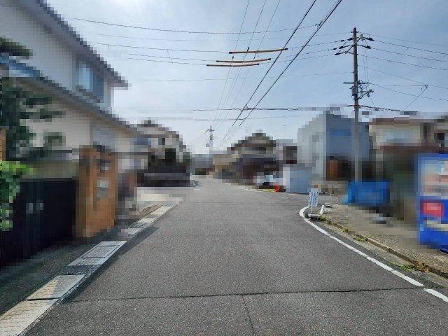 長岡京市天神4丁目の前面道路含む現地写真|小・中学校まで徒歩10分圏内で、子育て世帯にも安心の立地です(^^)/