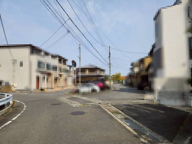 長岡京市天神4丁目の前面道路含む現地写真|前面道路は北側公道約6.15ｍで、お車の出し入れもスムーズです。
