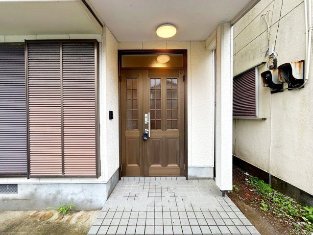 高知市朝倉丙　中古戸建ての玄関
