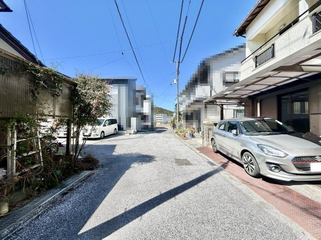 高知市朝倉丙　中古戸建ての前面道路含む現地写真