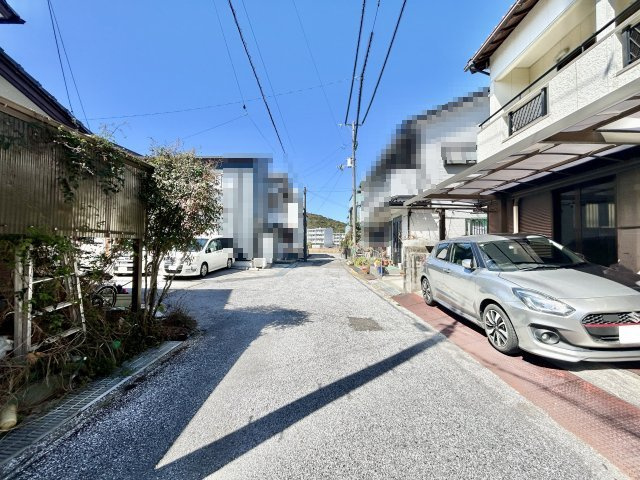高知市朝倉丙　中古戸建ての前面道路含む現地写真
