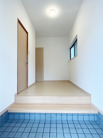 高知市朝倉丙　中古戸建ての玄関