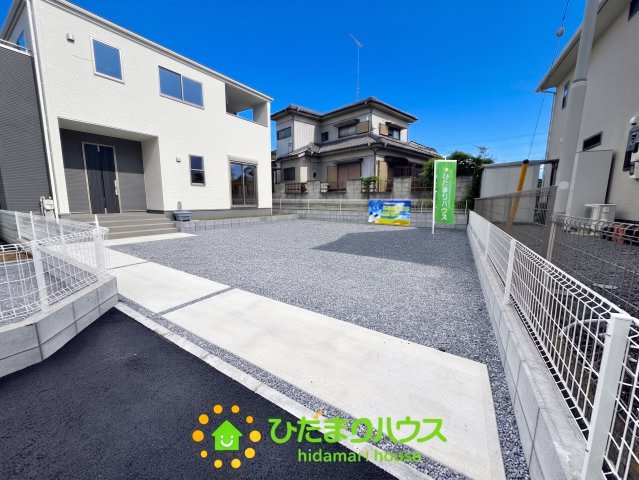 古河三和　新築一戸建て　02　リーブルガーデンの駐車場