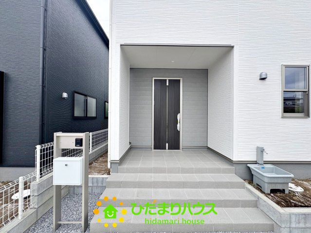 古河三和　新築一戸建て　02　リーブルガーデンの玄関