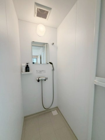 小山谷田町の設備|朝の目覚めや帰宅後にさっと使えるシャワールーム。無駄のない設計で気軽に整えられます。室内（2026年3月）撮影