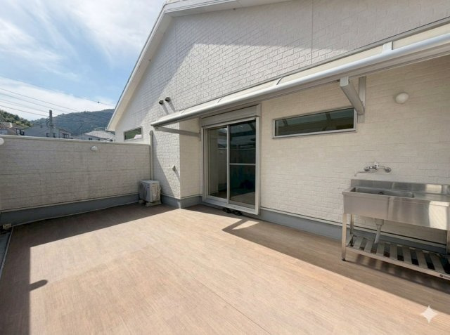 小山谷田町のバルコニー|開放感のあるルーフバルコニー！おうちキャンプも楽しめますね！※本画像はCG加工によるイメージで、実際の室内状況（家具・傷・汚れ等）とは異なります。
室内（2026年3月）撮影