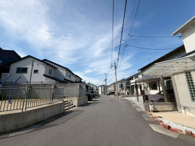 小山谷田町の前面道路含む現地写真|南東角地×前面道路約6mの開放感ある立地。向かいは公園で、明るさと抜け感を感じられる住まいです。現地（2026年3月）撮影