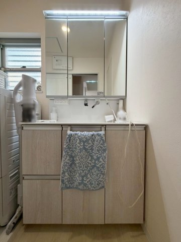 小山谷田町の独立洗面台|ミラーキャビネットの洗面台で生活感を感じやすい歯ブラシなどを鏡のウラにスッキリ収納できます！室内（2026年3月）撮影