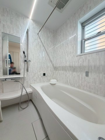 小山谷田町の浴室|ゆったり寛げる一坪タイプのバスルームはご家族の毎日の疲れを癒す空間に。浴室乾燥機付で天気の悪い日のお洗濯にも◎
室内（2026年3月）撮影