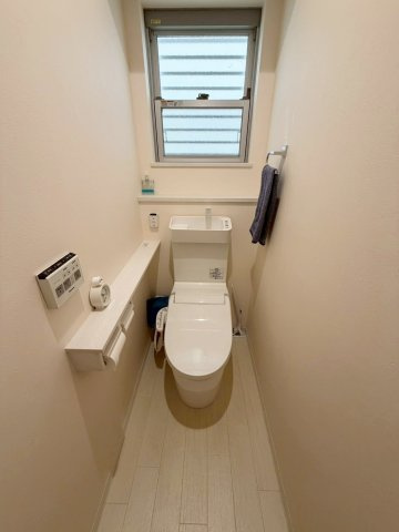 小山谷田町のトイレ|各階にトイレがあると、来客時にも気兼ねなく使えて便利です。また、朝の忙しい時間も余裕を持って出かけられます。室内（2026年3月）撮影