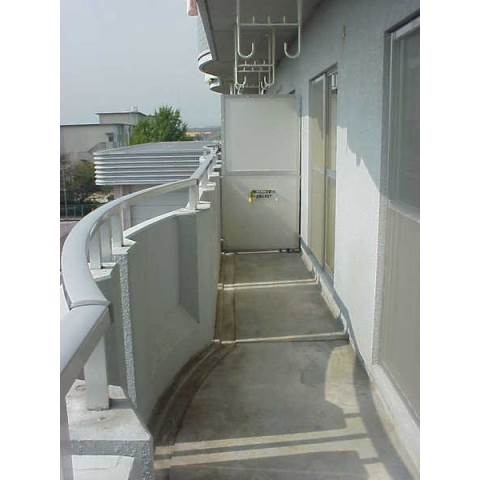 葵マンションの玄関