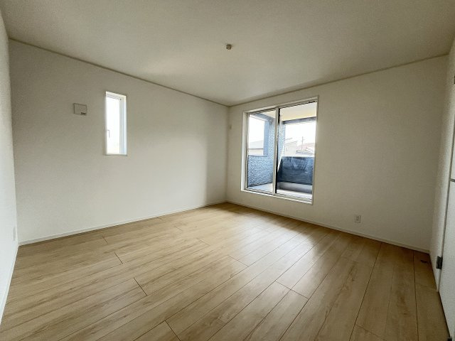 【寝室】 | 那珂川市片縄西5丁目第1　1号棟（全1棟）【仲介手数料無料・0円】 | 現地写真。2階主寝室です。