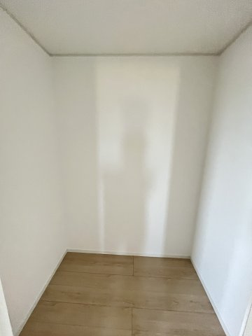 【収納】 | 那珂川市片縄西5丁目第1　1号棟（全1棟）【仲介手数料無料・0円】 | 現地写真。ウォークインクローゼットです。