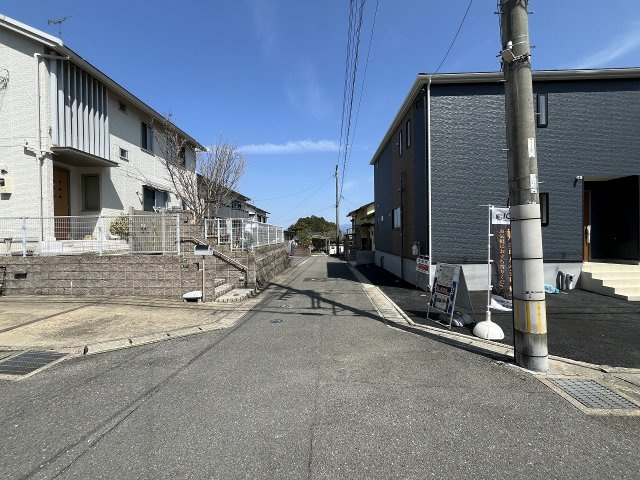 【その他】 | 那珂川市片縄西5丁目第1　1号棟（全1棟）【仲介手数料無料・0円】 | 現地写真。前面道路です。