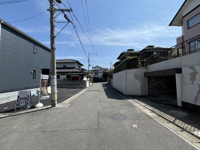 【その他】 | 那珂川市片縄西5丁目第1　1号棟（全1棟）【仲介手数料無料・0円】 | 現地写真。前面道路です。