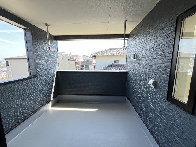 【バルコニー】 | 那珂川市片縄西5丁目第1　1号棟（全1棟）【仲介手数料無料・0円】 | 現地写真。インナーバルコニーです。