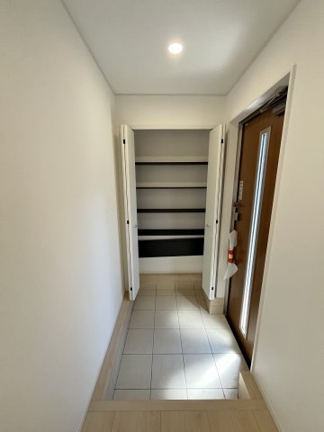 【居間・リビング】 | 那珂川市片縄西5丁目第1　1号棟（全1棟）【仲介手数料無料・0円】 | 現地写真。リビングです。