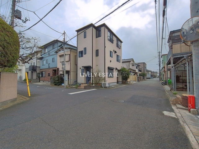草加市小山2丁目 中古戸建の前面道路含む現地写真