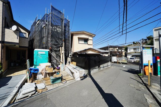 【横浜市西区元久保町10-1全2棟新築戸建て】★仲介手数料無料★（富士見台小学校・岩井原中学校）の前面道路含む現地写真