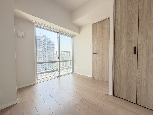 パークフィールドみさとテラ・ウエスト3街区1号館の洋室|バルコニーに面した明るい洋室4.1帖・子供部屋としていかがでしょう