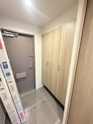 パークフィールドみさとテラ・ウエスト3街区1号館の玄関|家族の靴をしっかりしまえるトールタイプのシューズボックスです