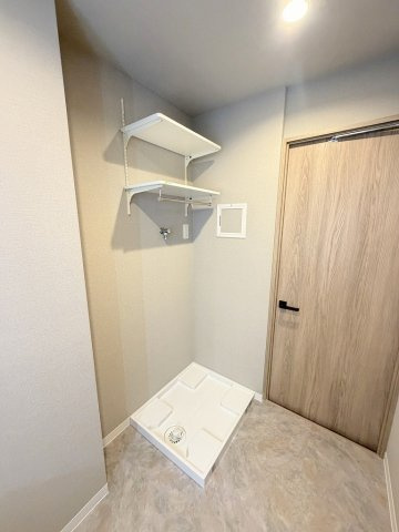 パークフィールドみさとテラ・ウエスト3街区1号館のランドリースペース|ランドリーラック付きなので洗剤などの収納にも便利です