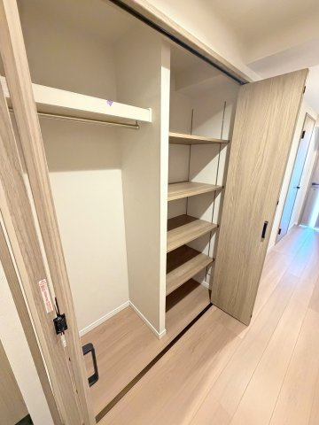 パークフィールドみさとテラ・ウエスト3街区1号館の収納|玄関廊下の収納です。コートやカバンなどお出かけグッズの収納にも便利