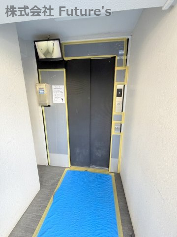 パークフィールドみさとテラ・ウエスト3街区1号館のその他共用部分|防犯カメラ付きのエレベーターになります。