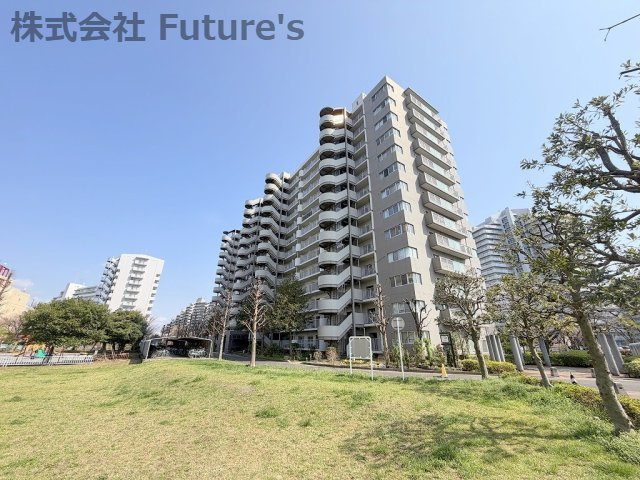 パークフィールドみさとテラ・ウエスト3街区1号館の外観|MEGAドン・キホーテまですぐ。買い物にも便利な立地です