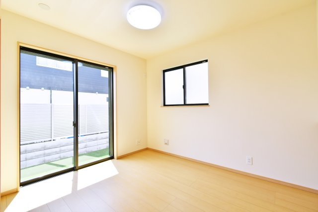 久喜青毛1丁目6番　全4棟　D号棟の洋室|洋室①：LDKと一体で使えば、さらに開放的な大空間が誕生します。お子様のプレイルームや、引き戸を閉めて静かなワークスペースとしてもおすすめ。ライフスタイルに合わせ変幻自在に活用できる賢い設計の一部屋。