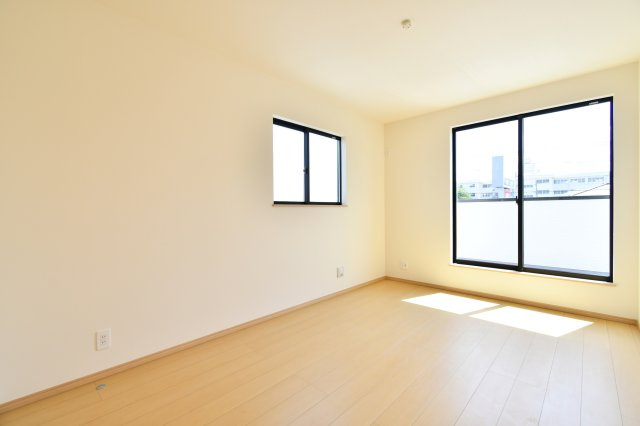 久喜青毛1丁目6番　全4棟　D号棟の洋室|洋室②：広々とした7帖の空間は、大型ベッドを置いてもゆとりを感じさせます。南向きの窓から注ぐ柔らかな光が心地よい目覚めを演出。大容量のWICを併用することで、生活感を隠した美しい寝室を維持できます。