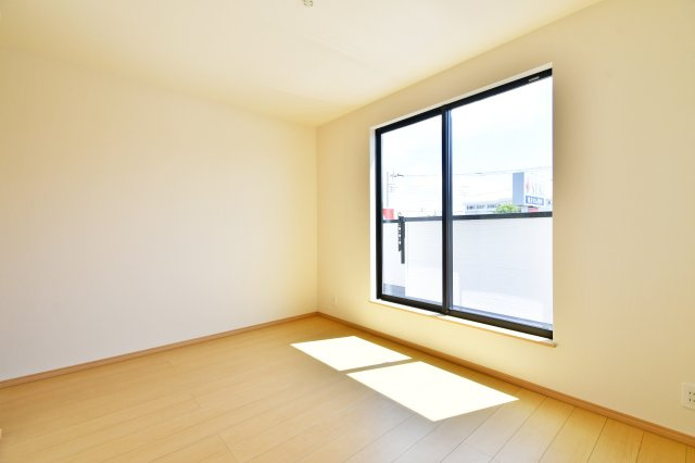 久喜青毛1丁目6番　全4棟　D号棟の洋室|洋室③：ゆとりある6.5帖の空間は、2面採光で風通しも良好です。大型のWICを備えているため、衣類や季節物も一箇所に集約可能。生活空間に家具を最小限に抑え、広々と贅沢に使える「整う」一部屋です。