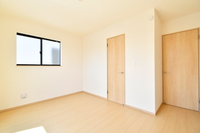 久喜青毛1丁目6番　全4棟　D号棟の洋室|洋室③：大容量のウォークインクローゼットが、お部屋を常にスッキリと保ちます。ハンガーパイプ付きで、大切なお洋服もシワにならずに美しく収納可能。片付けのストレスを減らし、自分時間に没頭できる設計です。