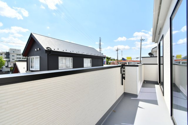 久喜青毛1丁目6番　全4棟　D号棟のバルコニー|南東向きで日当たり良好なバルコニーは、2部屋から出入りできるワイドな設計。洗濯物を干すだけでなく、ちょっとしたガーデニングや、青空の下でリフレッシュする空間としても活躍する、開放感あふれる場所です。