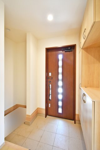 久喜青毛1丁目6番　全4棟　D号棟の玄関|大容量の土間収納（SIC）を備え、ベビーカーや趣味の道具もスッキリ収納可能です。下駄箱との併用で、玄関には靴一足出さない生活が実現。家族を美しく迎える、機能性とゆとりに満ちたエントランスです。