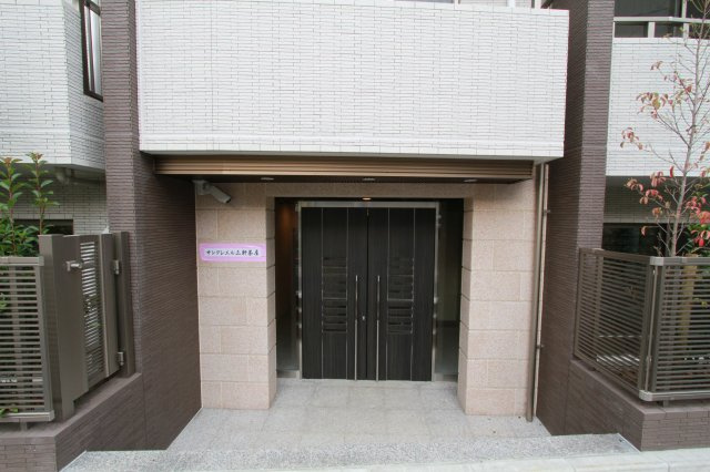 サンクシェル三軒茶屋　三軒茶屋エリア　オートロック　南東角部屋のエントランス