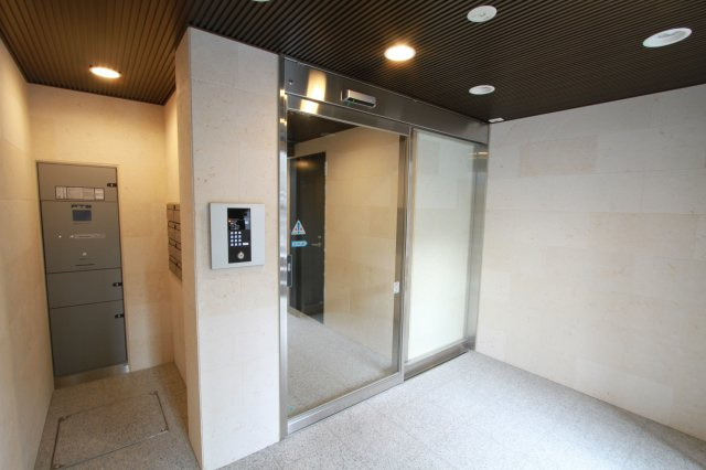 サンクシェル三軒茶屋　三軒茶屋エリア　オートロック　南東角部屋のエントランス