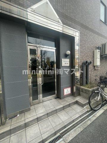 アドラブール西大阪のエントランス