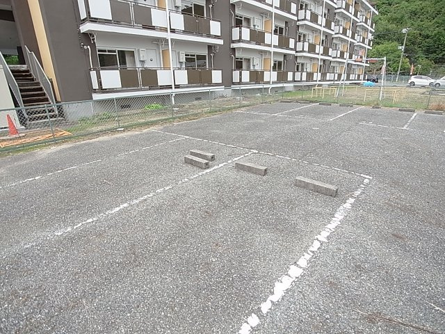 ヴィラナリー雲雀ケ丘の駐車場|敷地内の広々した駐車場が何と3,000円