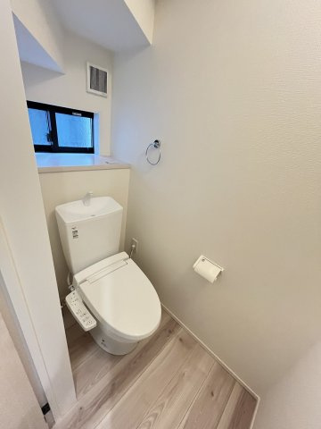 【トイレ】 | 那珂川市片縄西5丁目3期　1号棟（全1棟）【仲介手数料無料・0円】 | 施工例。1階のトイレです。施工例は完成時と異なる場合があります。