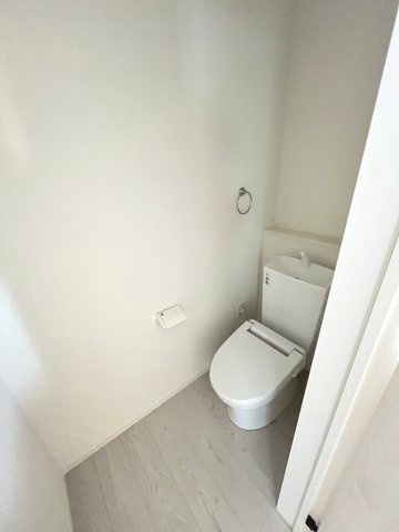 【トイレ】 | 那珂川市片縄西5丁目3期　1号棟（全1棟）【仲介手数料無料・0円】 | 施工例。2階にもトイレです。施工例は完成時と異なる場合があります。