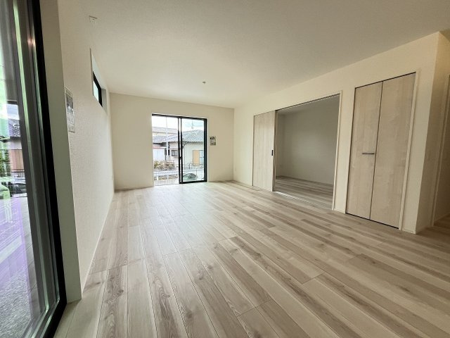 【居間・リビング】 | 那珂川市片縄西5丁目3期　1号棟（全1棟）【仲介手数料無料・0円】 | 施工例。施工例は完成時と異なる場合があります。