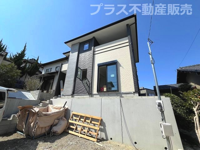 【玄関】 | 那珂川市片縄西5丁目3期　1号棟（全1棟）【仲介手数料無料・0円】 | 施工例。施工例は完成時と異なる場合があります。