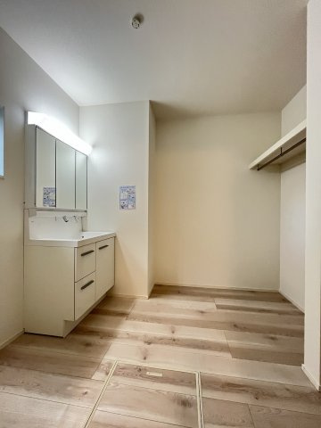 【洗面所】 | 那珂川市片縄西5丁目3期　1号棟（全1棟）【仲介手数料無料・0円】 | 施工例。施工例は完成時と異なる場合があります。