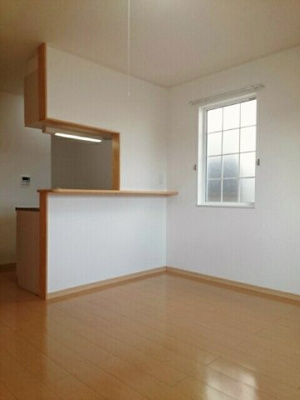 【居間・リビング】 | ハーモニーヴィレッジ池田 | こちらのリビングで趣味の時間をお楽しみください