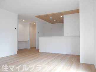 【居間・リビング】 | 郡山市安積4丁目新築一戸建て２棟 | こちらのリビングで趣味の時間をお楽しみください