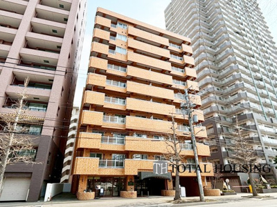 【外観】 | ライオンズマンション第2中島公園通り | 周辺の穏やかな住宅街に溶け込みながらも、しっかりとした佇まいと落ち着いた色合いが安心感を与えるマンションです。